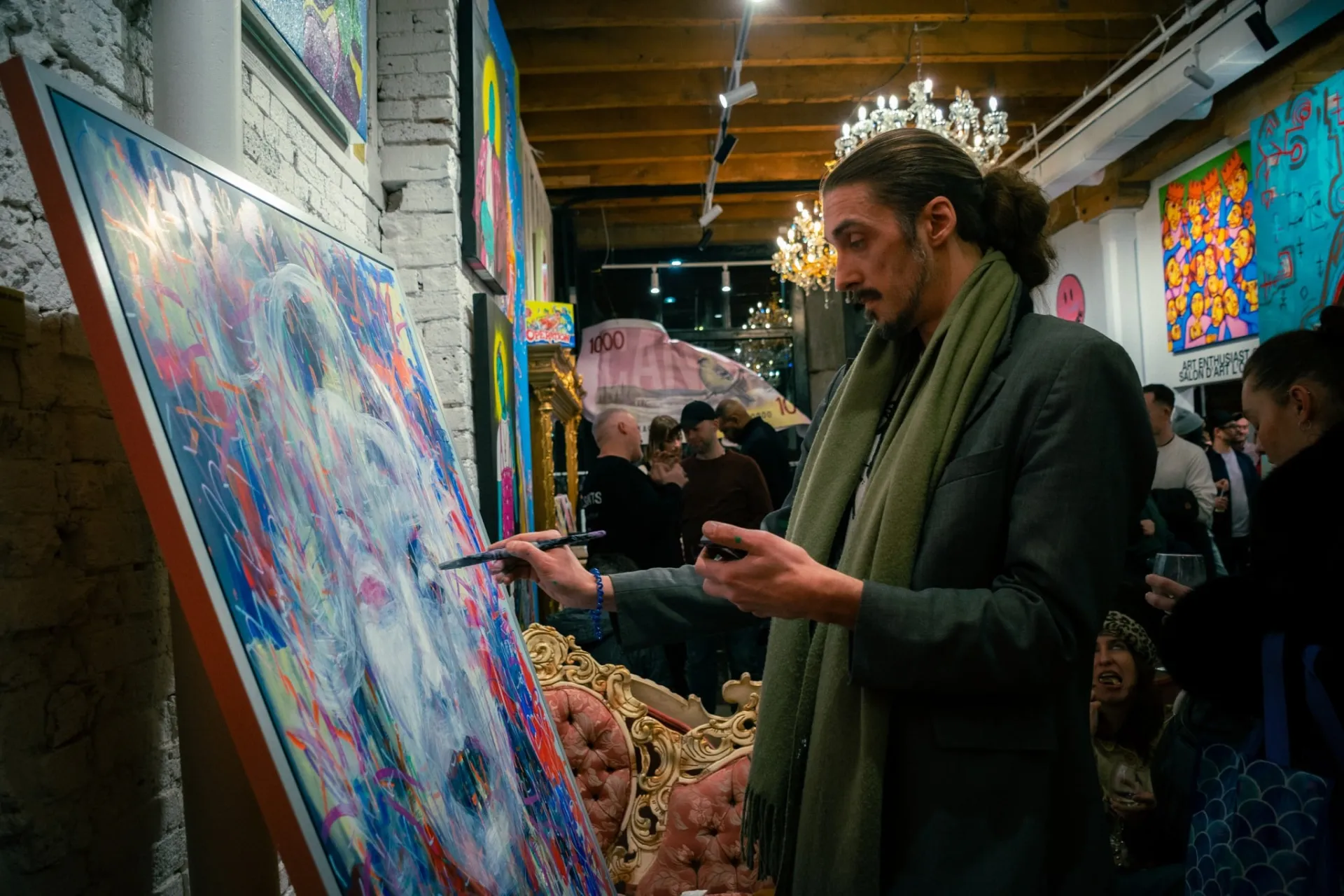 Artiste peignant en galerie