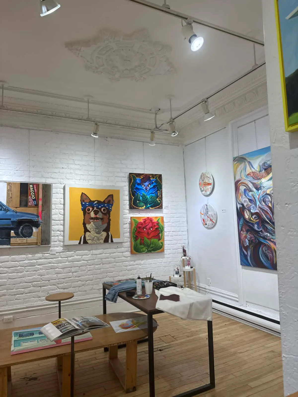 L’Original exhibition room: street-art works on white brick walls